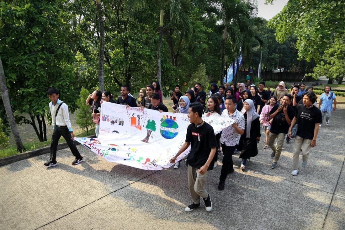 Image by Children’s Environmental Rights Initiative (CERI)Children and young people marching and holding a banner raising awareness to their right to a healthy environment in Jakarta, Indonesia, as part of the Children’s Environmental Rights Initiat…